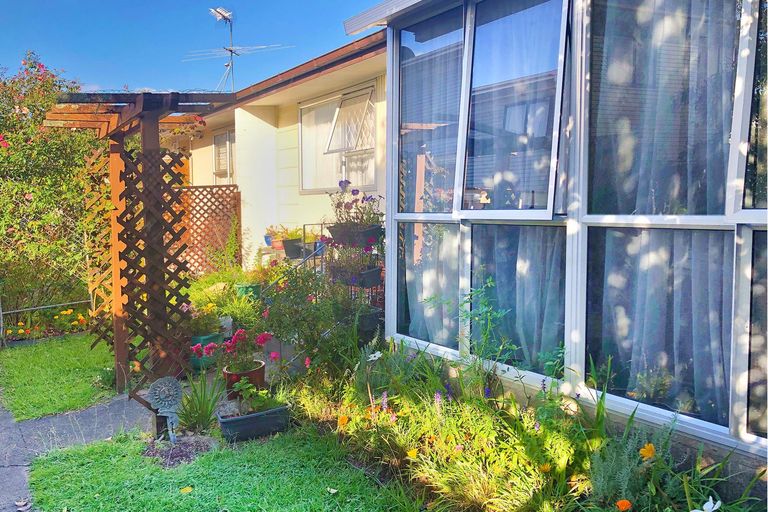 Photo of property in 2/42 Kenderdine Road, Papatoetoe, Auckland, 2025