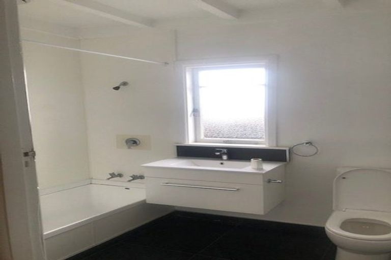 Photo of property in 3166 Great North Road, New Lynn, Auckland, 0600