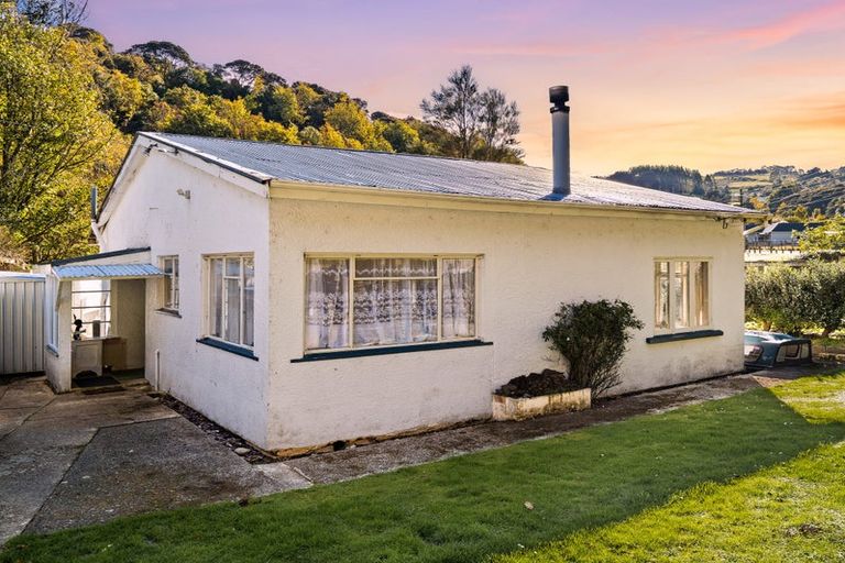 Photo of property in 2 Warburton Street, Karoro, Greymouth, 7805