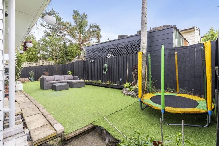 Photo of property in 1/17 Crystal Avenue, Glendene, Auckland, 0602