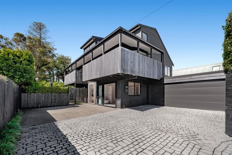 Photo of property in 2/10 Sylvan Park Avenue, Milford, Auckland, 0620