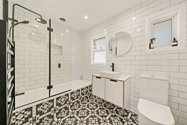 Photo of property in 4 London Street, Te Atatu Peninsula, Auckland, 0610