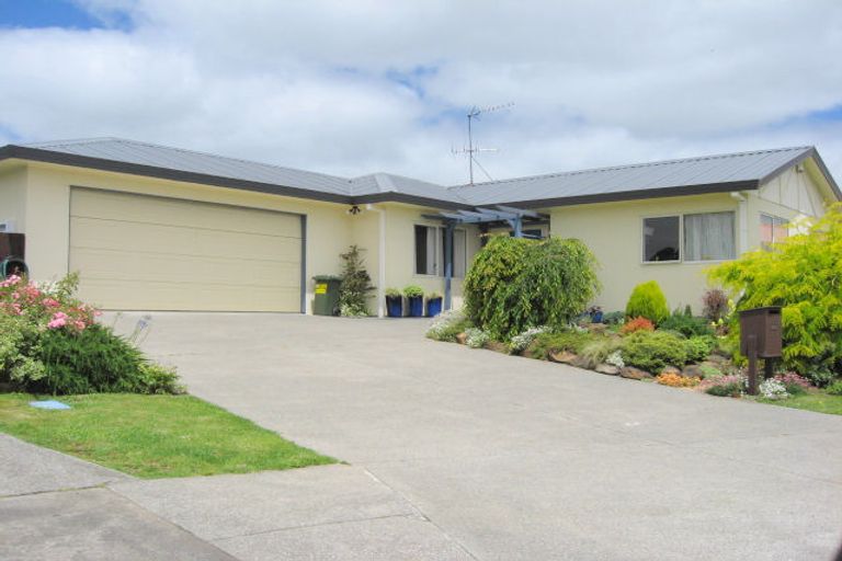 Photo of property in 16 Landon Place, Pukekohe, 2120