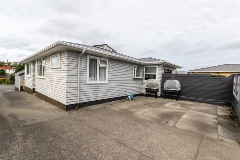 Photo of property in 9 Pinkerton Grove, Newlands, Wellington, 6037