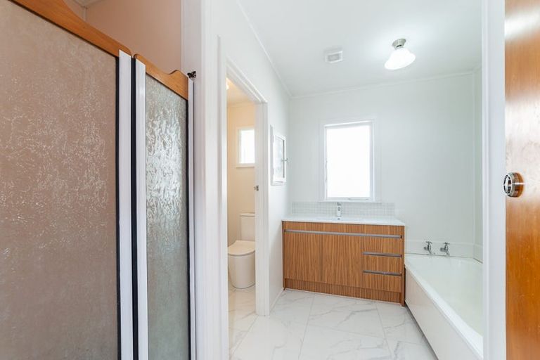 Photo of property in 4 Seaview Road, Glenfield, Auckland, 0629