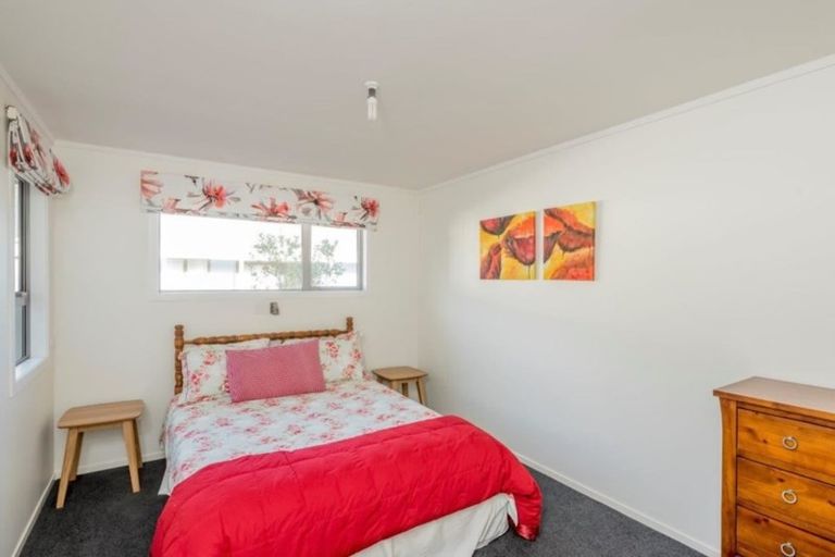 Photo of property in 11 Hastings Street, Waikanae Beach, Waikanae, 5036