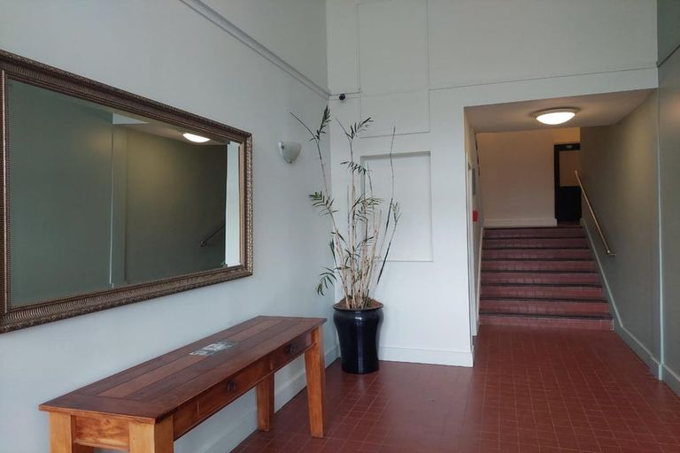 Photo of property in Endeavour Apartments, 24/125u Thorndon Quay, Pipitea, Wellington, 6011