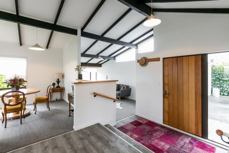 Photo of property in 10 Busby Hill, Havelock North, 4130