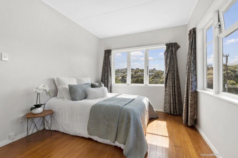 Photo of property in 12 Lyndfield Lane, Newlands, Wellington, 6037