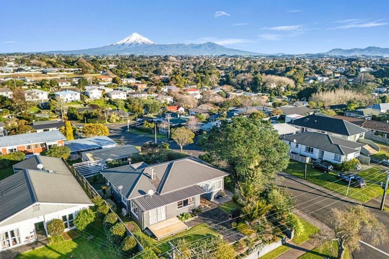 Photo of property in 9 Selwyn Street, Lower Vogeltown, New Plymouth, 4310