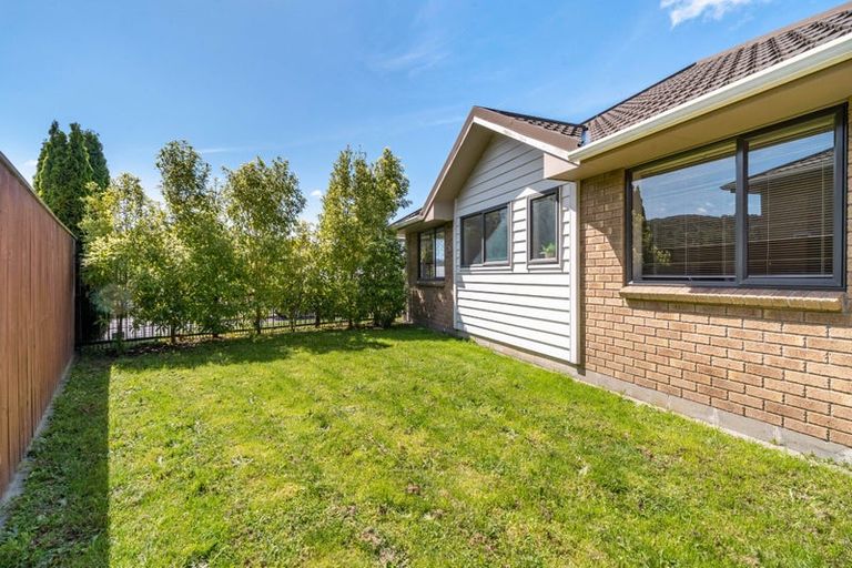 Photo of property in 6 Mcewen Crescent, Riverstone Terraces, Upper Hutt, 5018