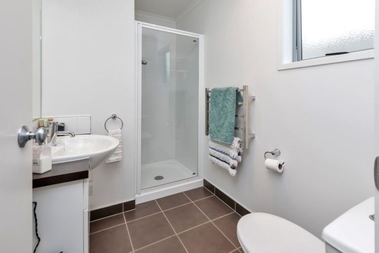 Photo of property in 18 Resolution Place, One Tree Point, 0118