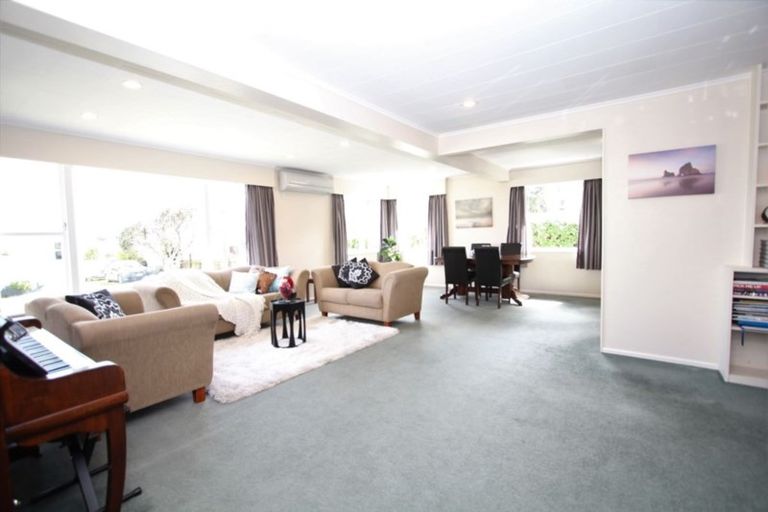 Photo of property in 8 Griffiths Grove, Newlands, Wellington, 6037