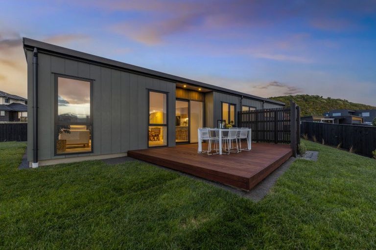 Photo of property in 6 Okupe Grove, Aotea, Porirua, 5024
