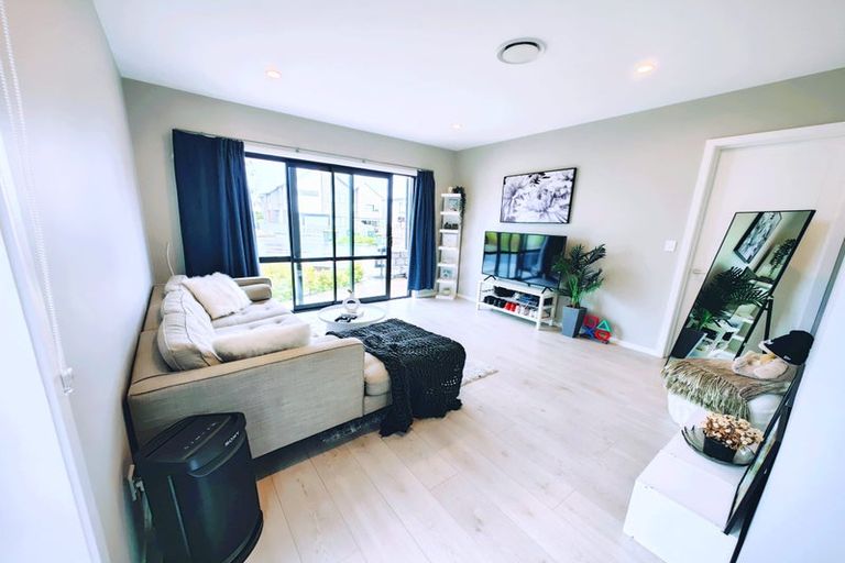 Photo of property in 1 Hea Road, Hobsonville, Auckland, 0616