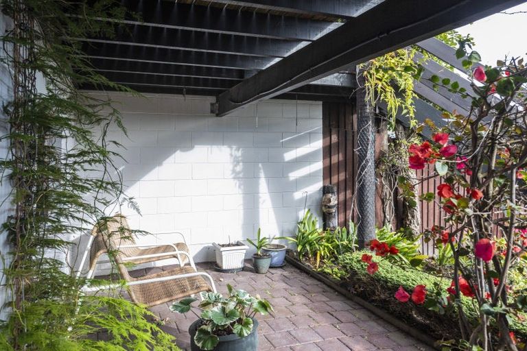 Photo of property in 1/17 Moncks Spur Road, Redcliffs, Christchurch, 8081