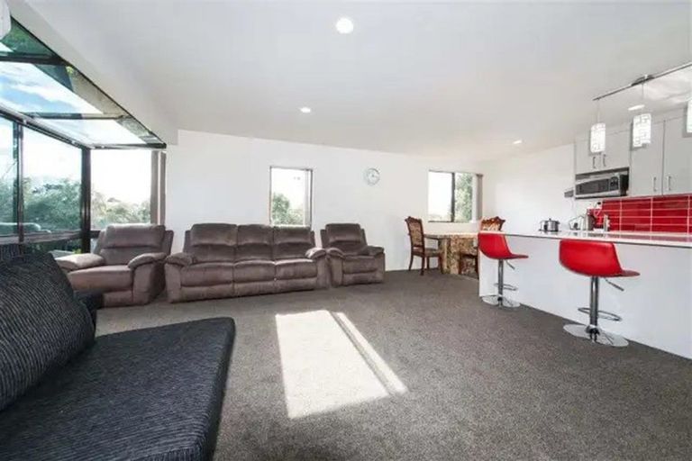 Photo of property in 7 Halloran Place, Massey, Auckland, 0614