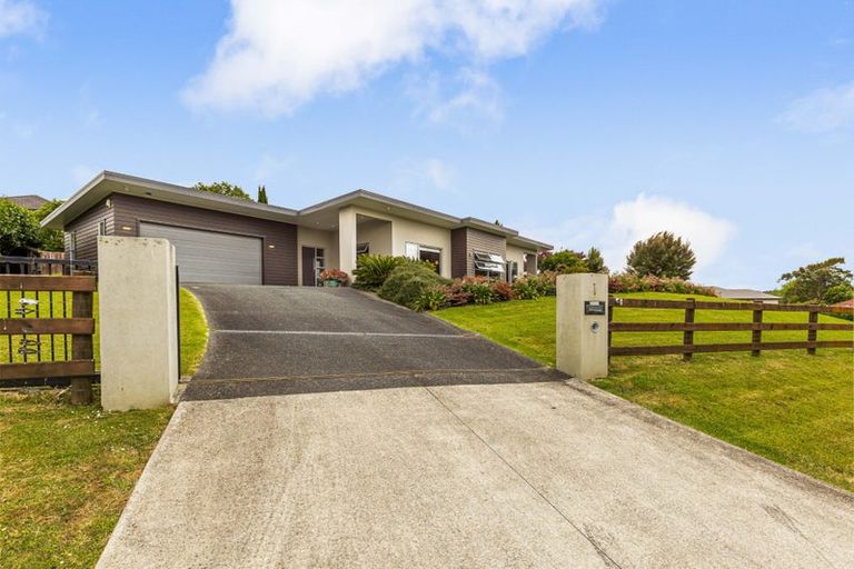 Photo of property in 1 Gavinike Place, Waimauku, 0812