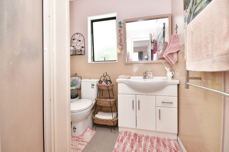 Photo of property in 1/3 Miro Street, Helensville, 0800