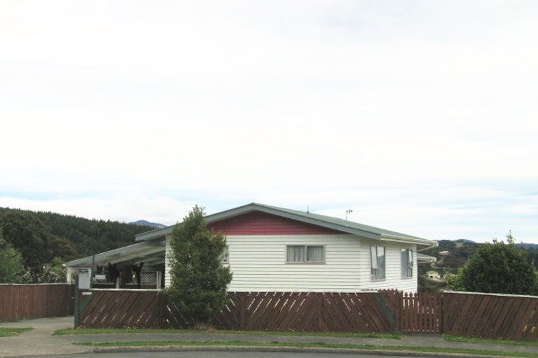 Photo of property in 10 Snowberry Grove, Timberlea, Upper Hutt, 5018