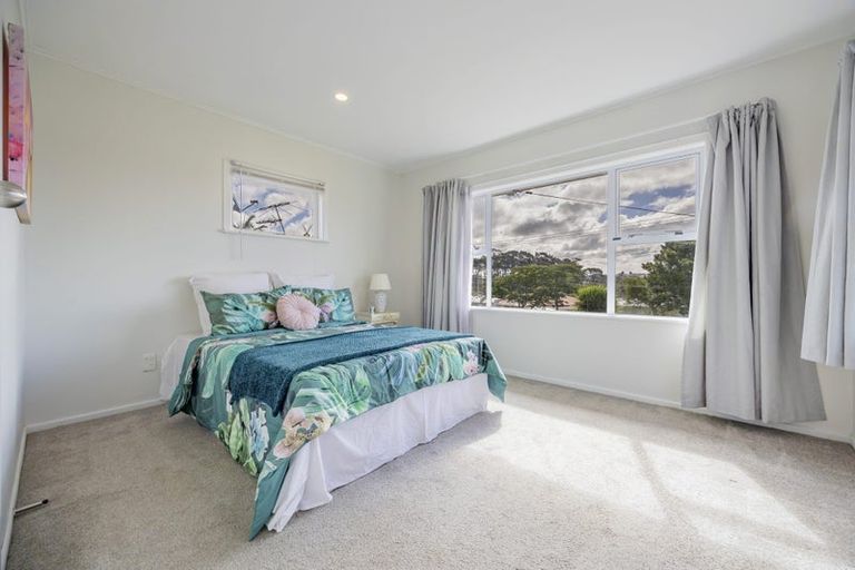 Photo of property in 50 Farquhar Road, Glendene, Auckland, 0602