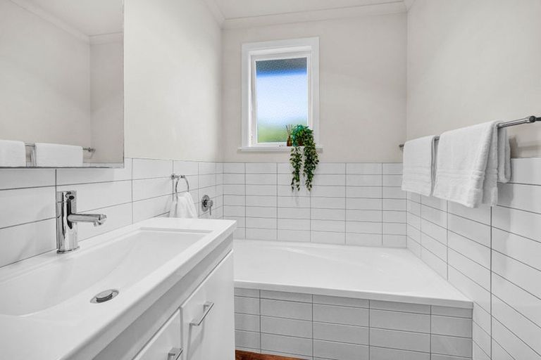 Photo of property in 211 Frankley Road, Frankleigh Park, New Plymouth, 4310