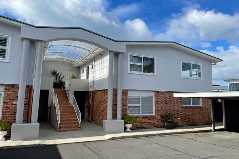 Photo of property in 2/241 Hurstmere Road, Takapuna, Auckland, 0622