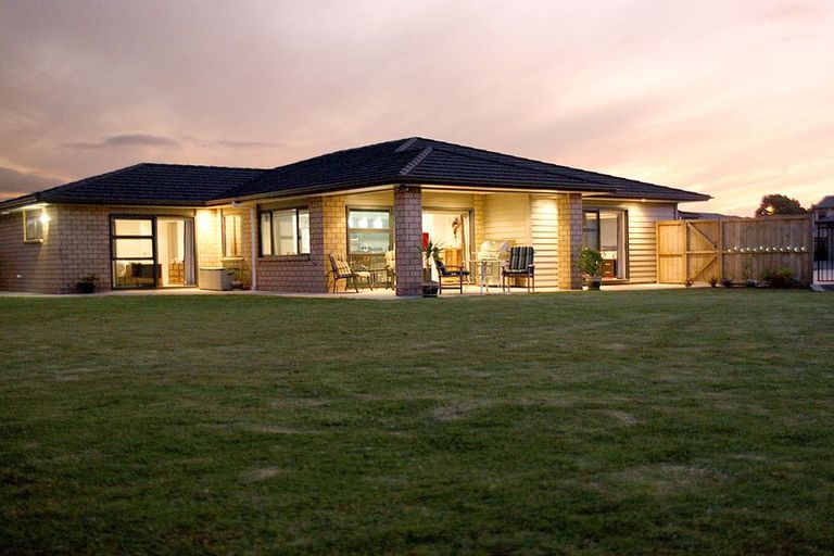 Photo of property in 10 Cooladerry Place, Rosehill, Papakura, 2113