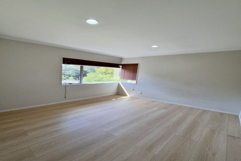 Photo of property in 52 Sapperton Drive, Henderson, Auckland, 0612