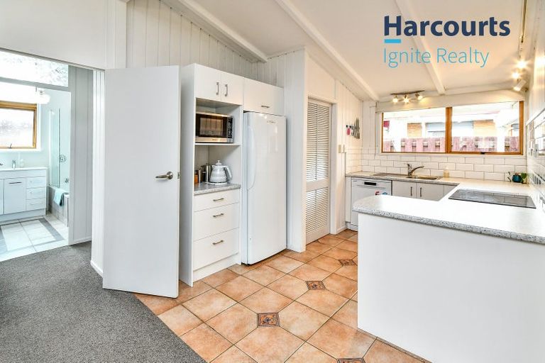 Photo of property in 8 Booker Place, Weymouth, Auckland, 2103