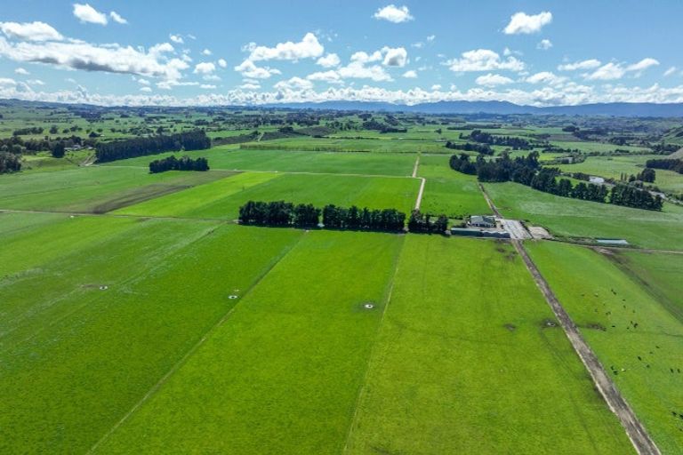 Photo of property in 1678 Kimbolton Road, Cheltenham, Feilding, 4777