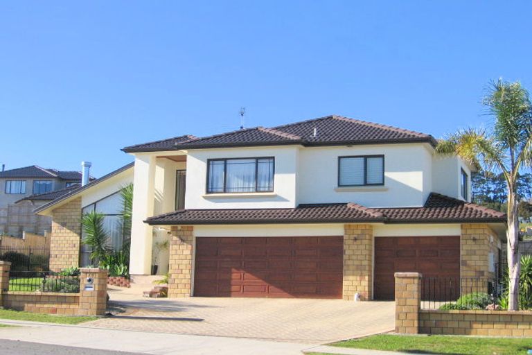 Photo of property in 70 Moyrus Crescent, East Tamaki Heights, Auckland, 2016