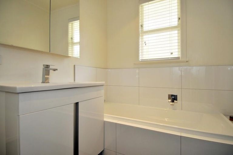 Photo of property in 61 Peach Road, Glenfield, Auckland, 0629