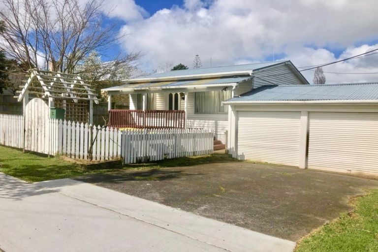 Photo of property in 18 Newington Road, Henderson, Auckland, 0612