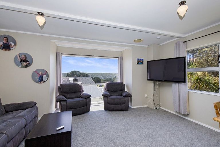 Photo of property in 52 Colchester Crescent, Newlands, Wellington, 6037