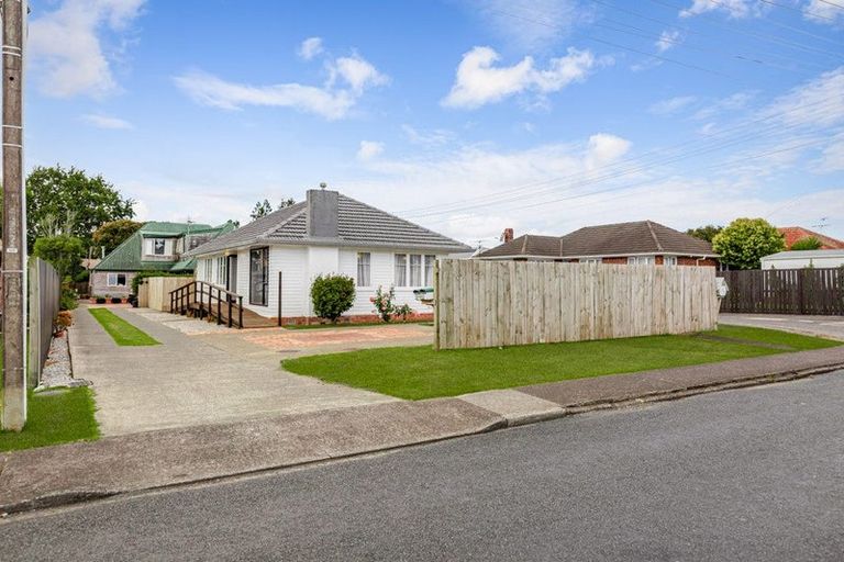 Photo of property in 32 Edwards Avenue, Henderson, Auckland, 0610