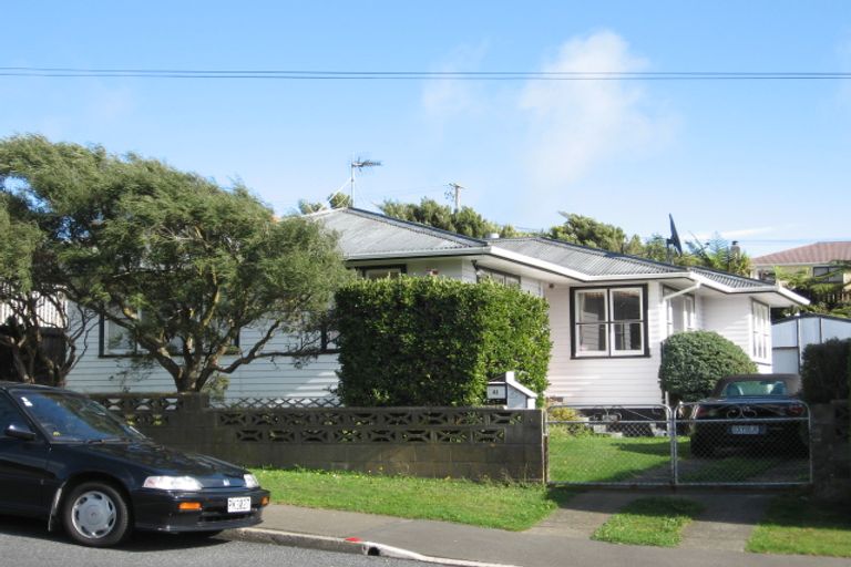 Photo of property in 41 Kenmore Street, Newlands, Wellington, 6037