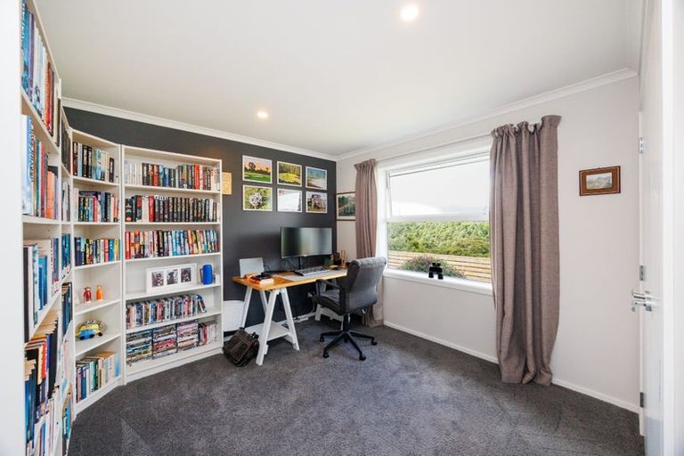 Photo of property in 132 Johnstone Drive, Fitzherbert, Palmerston North, 4410