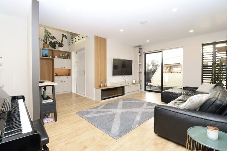 Photo of property in 26 Roxborough Place, East Tamaki Heights, Auckland, 2016