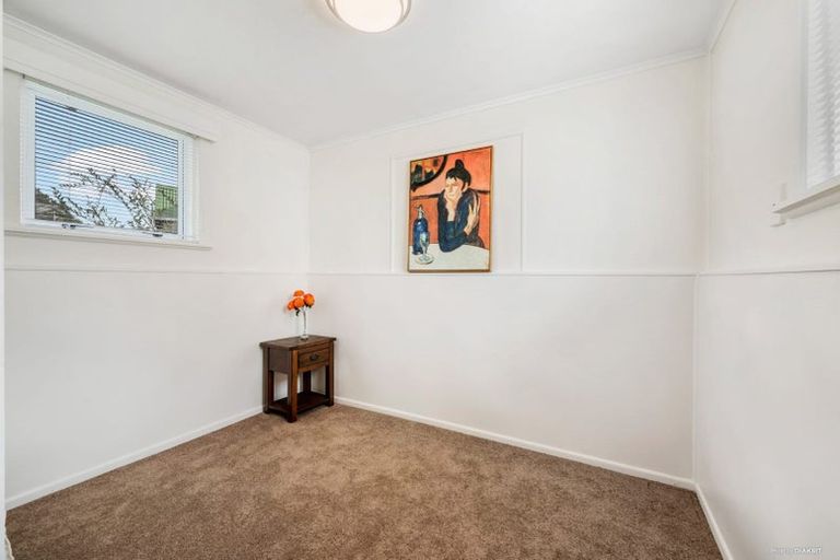 Photo of property in 1/592 East Coast Road, Pinehill, Auckland, 0630