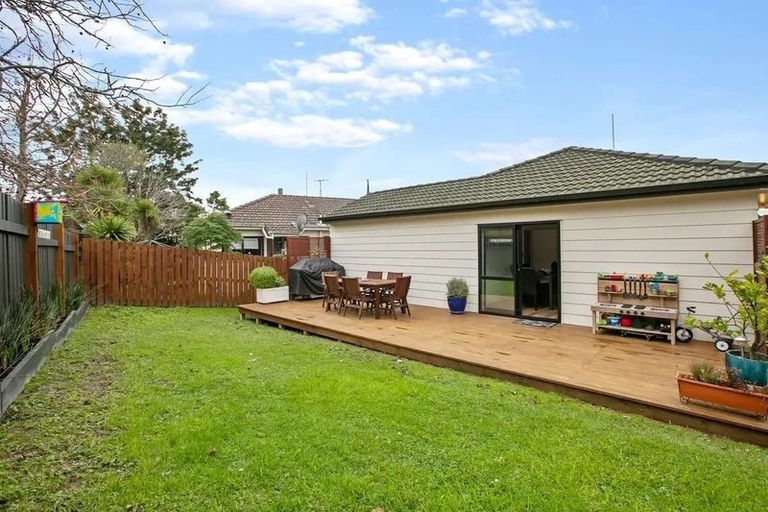 Photo of property in 2/1 Landsdale Place, Massey, Auckland, 0614