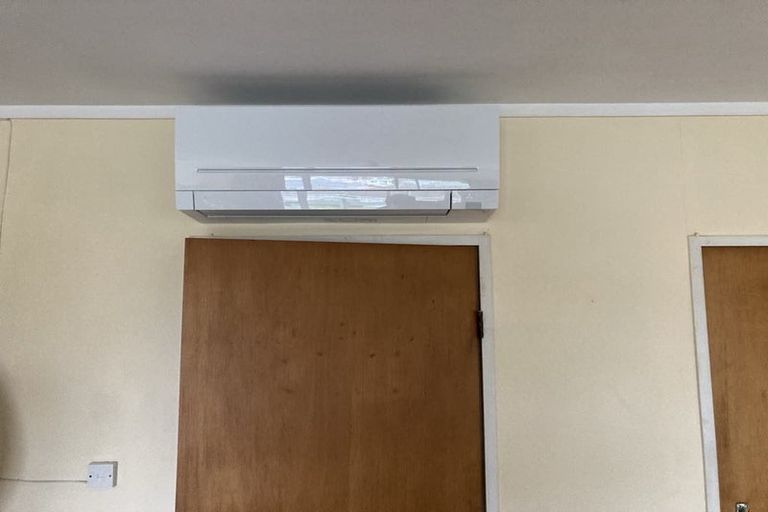 Photo of property in 8a Longcroft Terrace, Newlands, Wellington, 6037