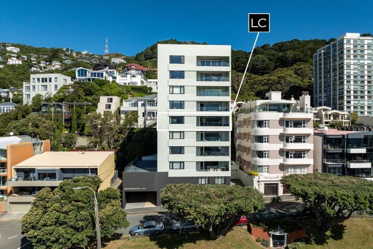 Photo of property in Broadwater Apartments, 214 Oriental Parade, Oriental Bay, Wellington, 6011