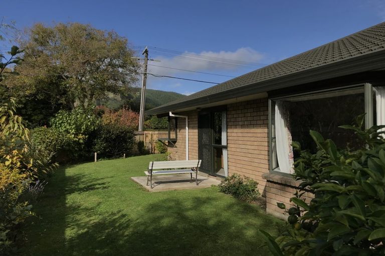 Photo of property in 2 Kowhai Grove, Waikanae, 5036