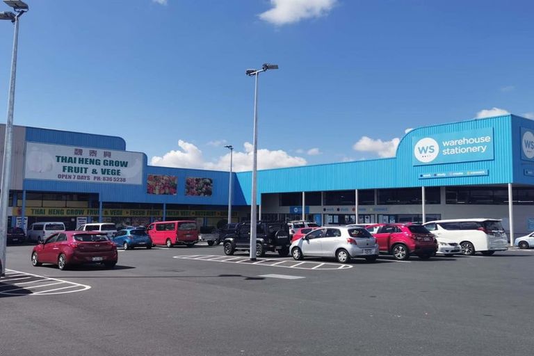 Photo of property in 10e Roberts Road, Te Atatu South, Auckland, 0610