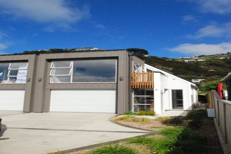 Photo of property in 220 Queens Drive, Lyall Bay, Wellington, 6022