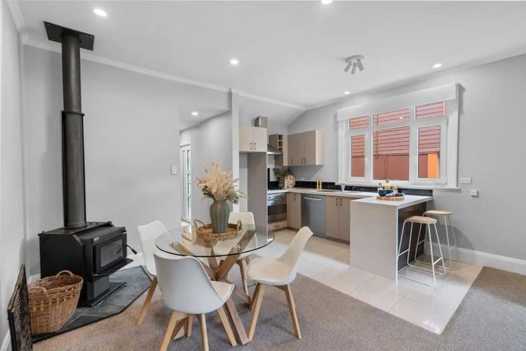 Photo of property in 11 Hawkhurst Road, Lyttelton, 8082