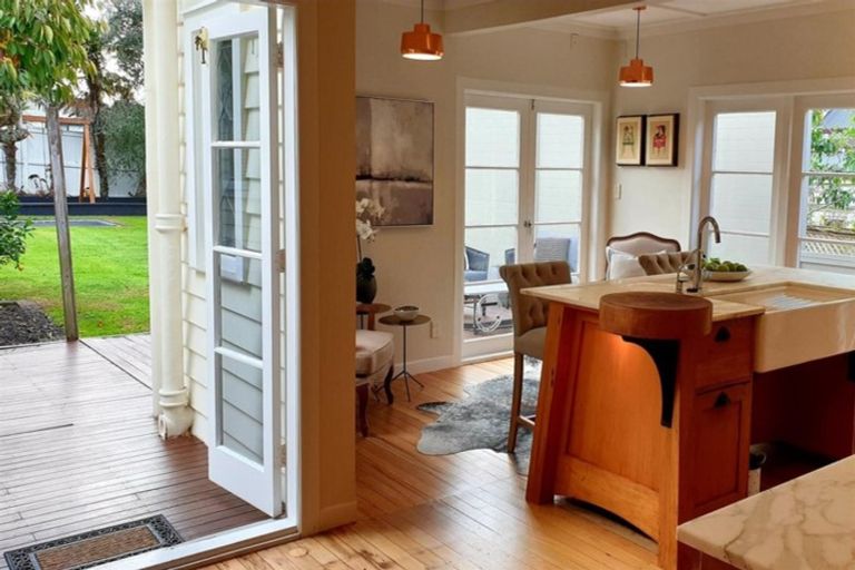 Photo of property in 2 Glade Place, Birkenhead, Auckland, 0626