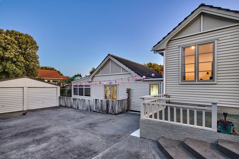 Photo of property in 135 Seaview Road, Paraparaumu Beach, Paraparaumu, 5032