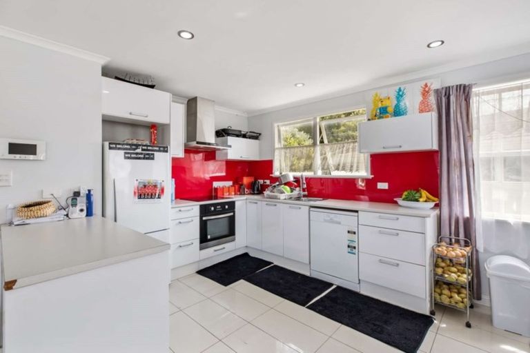 Photo of property in 24 Catkin Crescent, Papatoetoe, Auckland, 2025